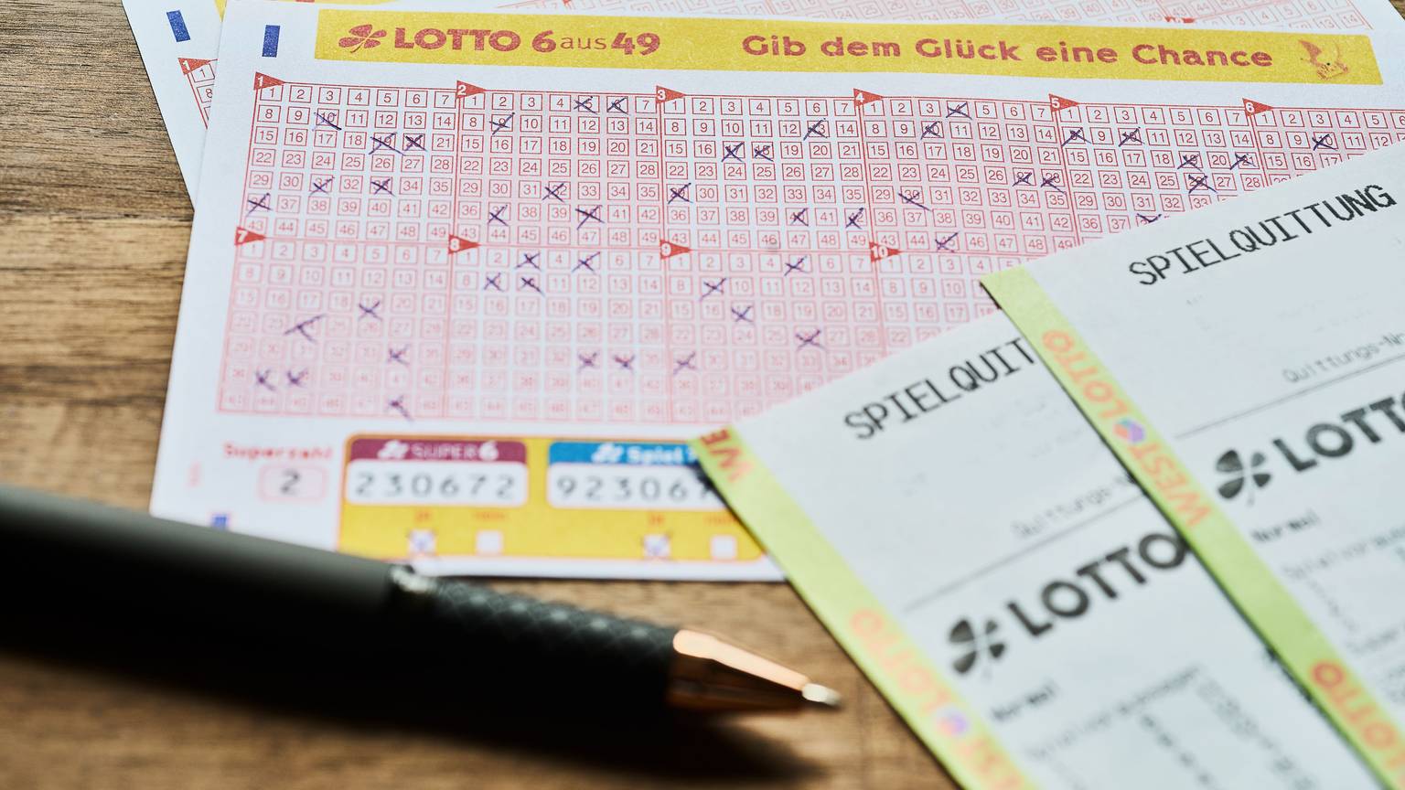 Bei der Ziehung von LOTTO 6aus49 am kommenden Mittwoch (18. März) wartet ein Jackpot von rund 38 Millionen Euro. Spielaufträge können noch bequem abgegeben werden – in den WestLotto-Annahmestellen in Nordrhein-Westfalen, in der WestLotto-App oder online unter www.westlotto.de.