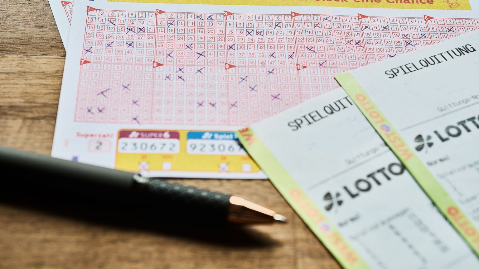 Bei der Ziehung von LOTTO 6aus49 am kommenden Mittwoch (18. März) wartet ein Jackpot von rund 38 Millionen Euro. Spielaufträge können noch bequem abgegeben werden – in den WestLotto-Annahmestellen in Nordrhein-Westfalen, in der WestLotto-App oder online unter www.westlotto.de.