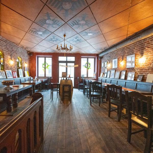 Ein Pub in der Südstadt in Köln mit uriger Einrichtung, Kronleuchter und bemalter Decke. (Archivbild) D