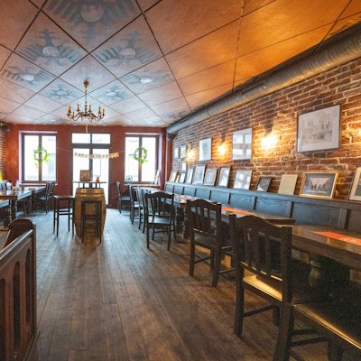 Ein Pub in der Südstadt in Köln mit uriger Einrichtung, Kronleuchter und bemalter Decke. (Archivbild) D