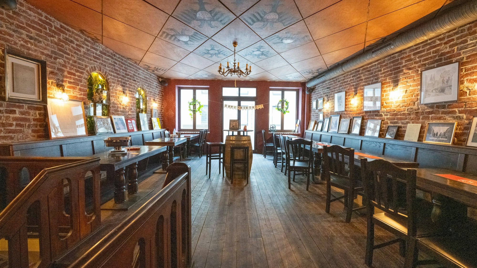 Ein Pub in der Südstadt in Köln mit uriger Einrichtung, Kronleuchter und bemalter Decke. (Archivbild) D