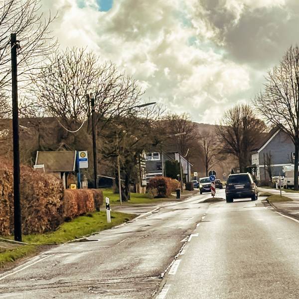 Das Foto zeigt den stationäre Blitzer an der L339 in Nümbrecht-Niederbröl, mit Blick in Richtung Waldbröl-Bröl.