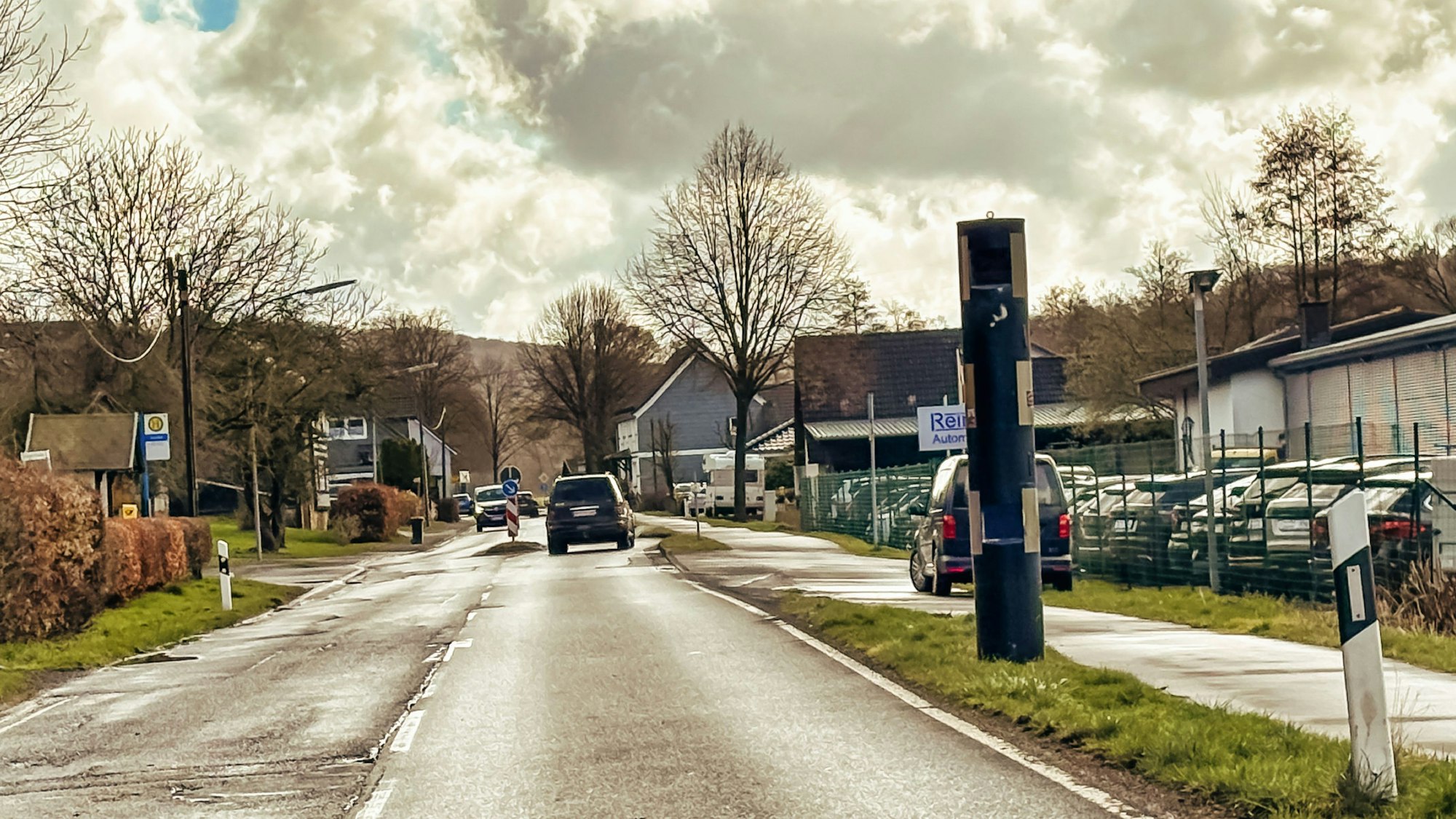 Das Foto zeigt den stationäre Blitzer an der L339 in Nümbrecht-Niederbröl, mit Blick in Richtung Waldbröl-Bröl.