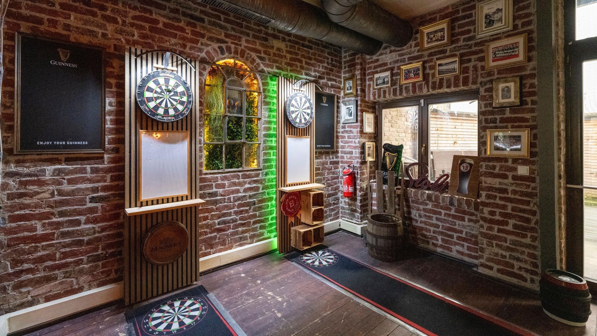 Das Pub John Barleycorn in der Severinstraße mit zwei Dartscheiben. (Archivbild)