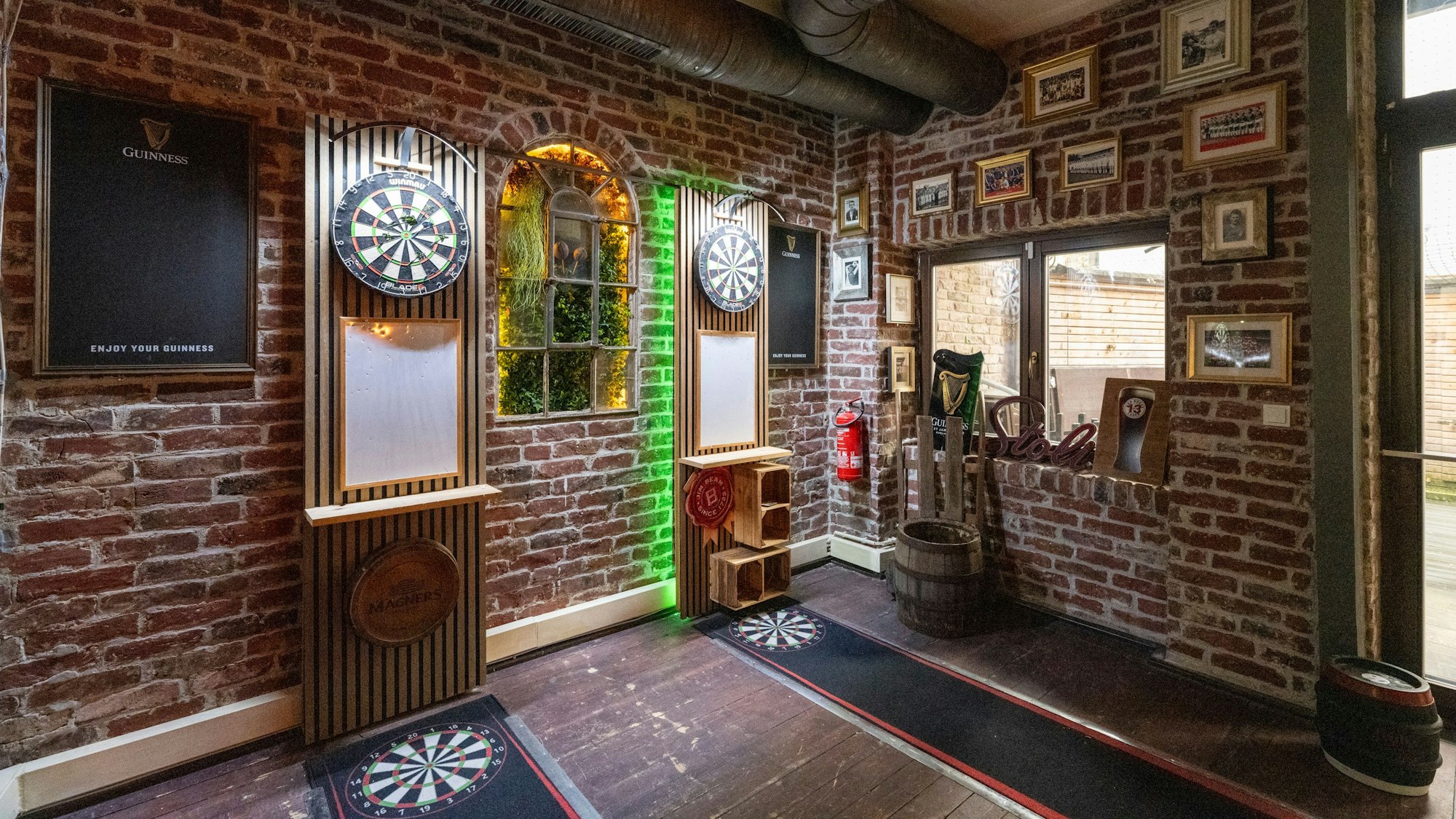 Das Pub John Barleycorn in der Severinstraße mit zwei Dartscheiben. (Archivbild)