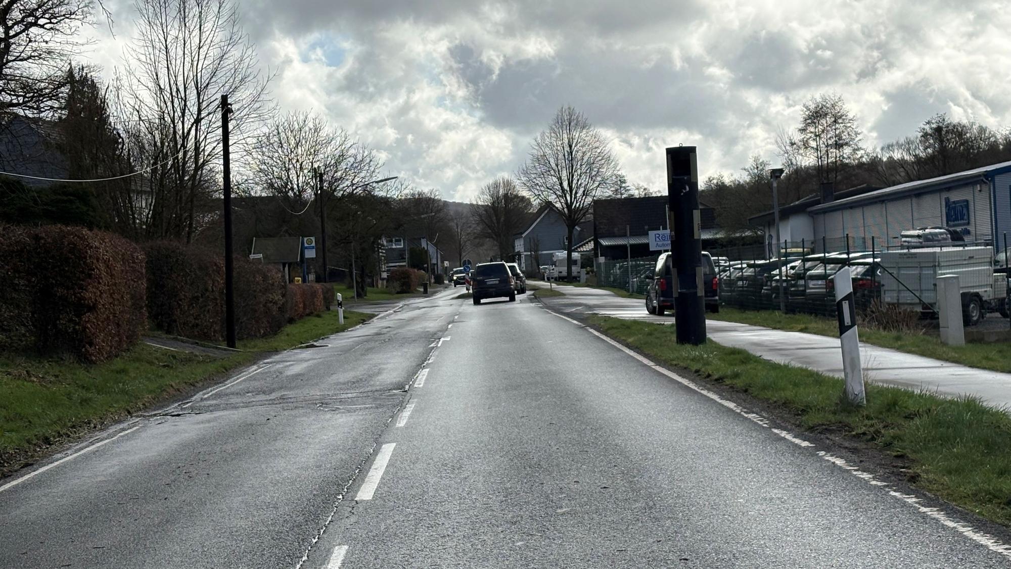 Das Foto zeigt den stationären Blitzer an der L339 in Nümbrecht-Niederbröl, Fahrtrichtung Bröl.