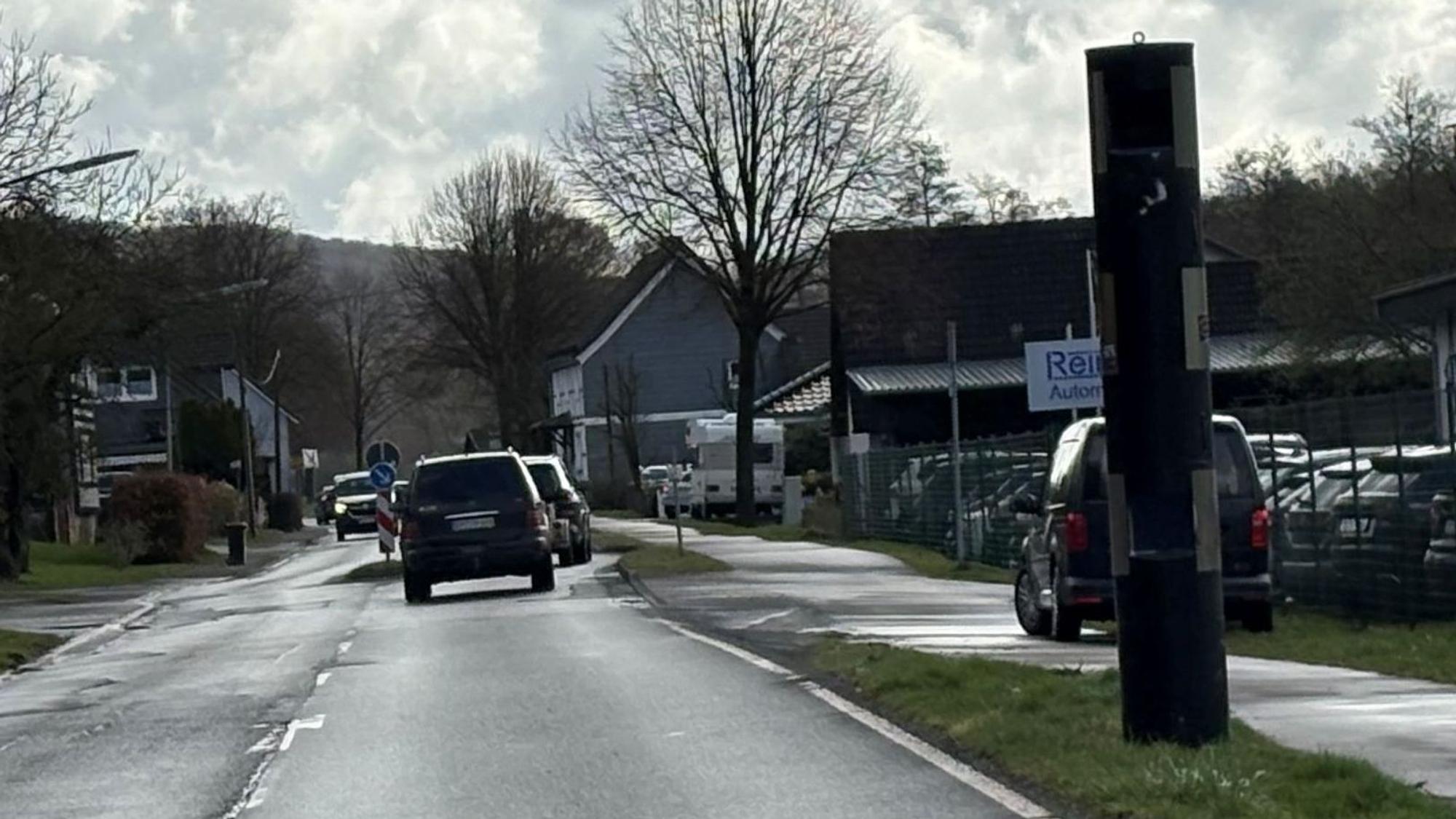 Das Foto zeigt den von einem stationären Blitzer überwachten Abschnitt der L339 in Nümbrecht-Niederbröl in Fahrtrichtung Waldbröl-Bröl.