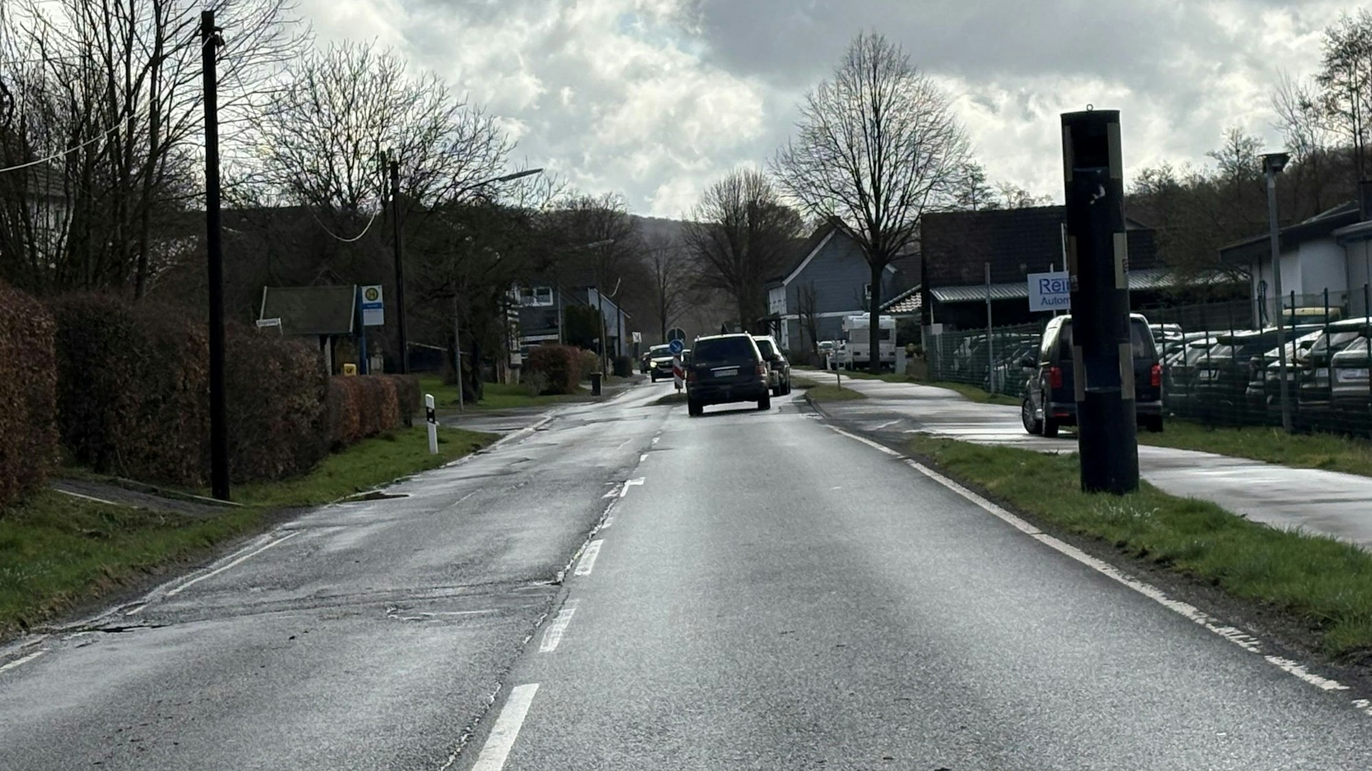 Das Foto zeigt den stationären Blitzer an der L339 in Nümbrecht-Niederbröl, Fahrtrichtung Waldbröl-Bröl.