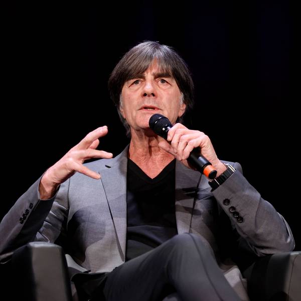 Fußballtrainer Joachim Löw bei einer Talkrunde.