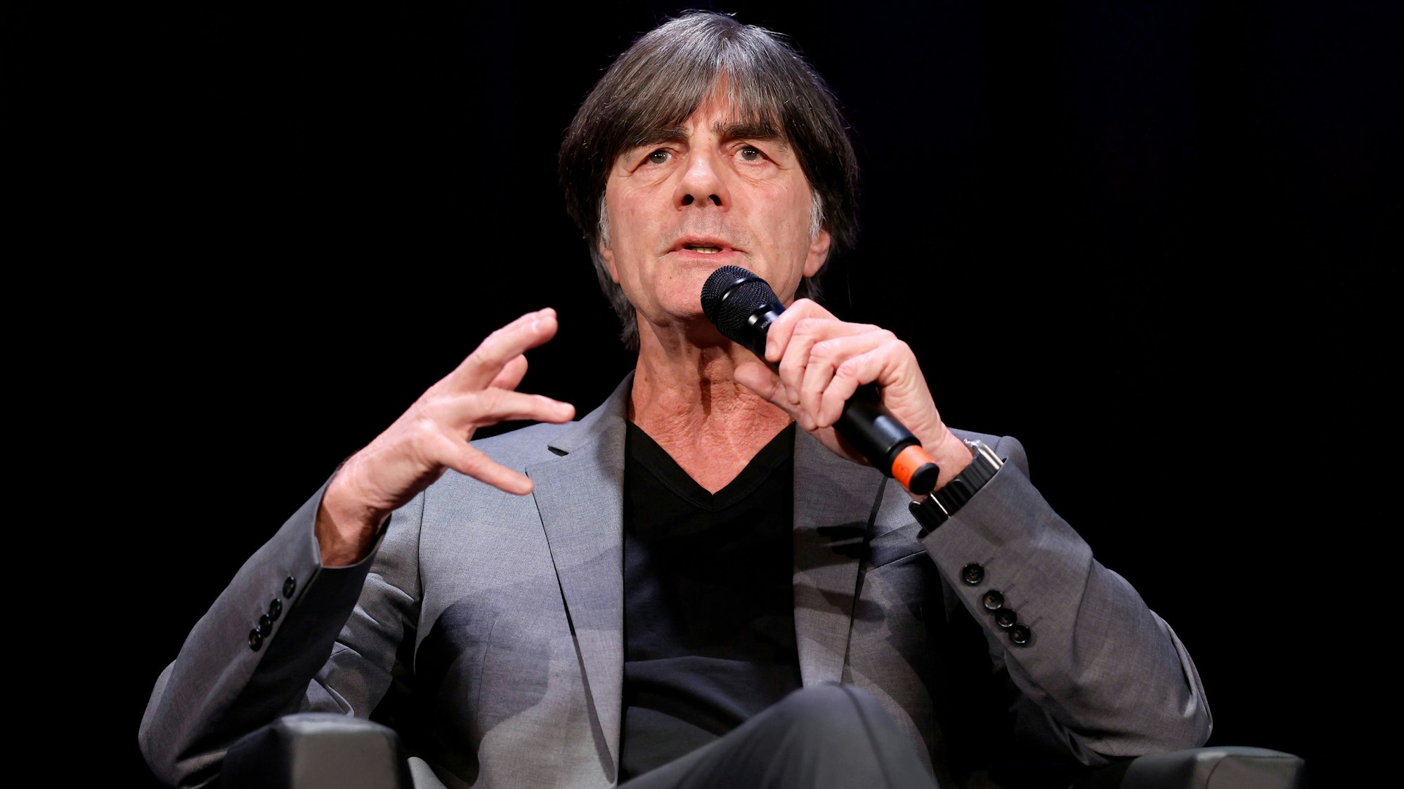 Fußballtrainer Joachim Löw bei einer Talkrunde.