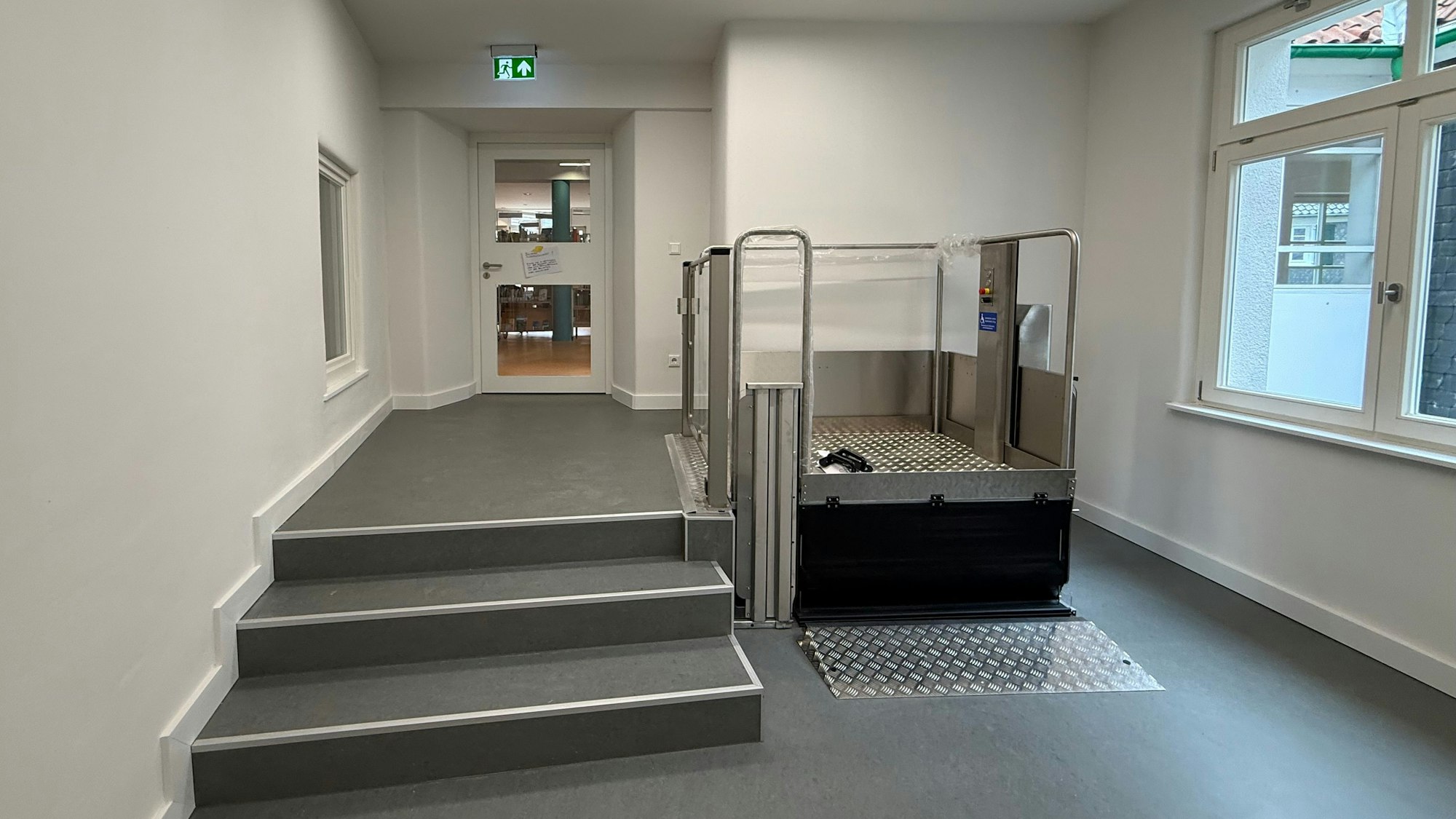 Der Hublift zwischen Stadtbücherei und Kramerhaus.