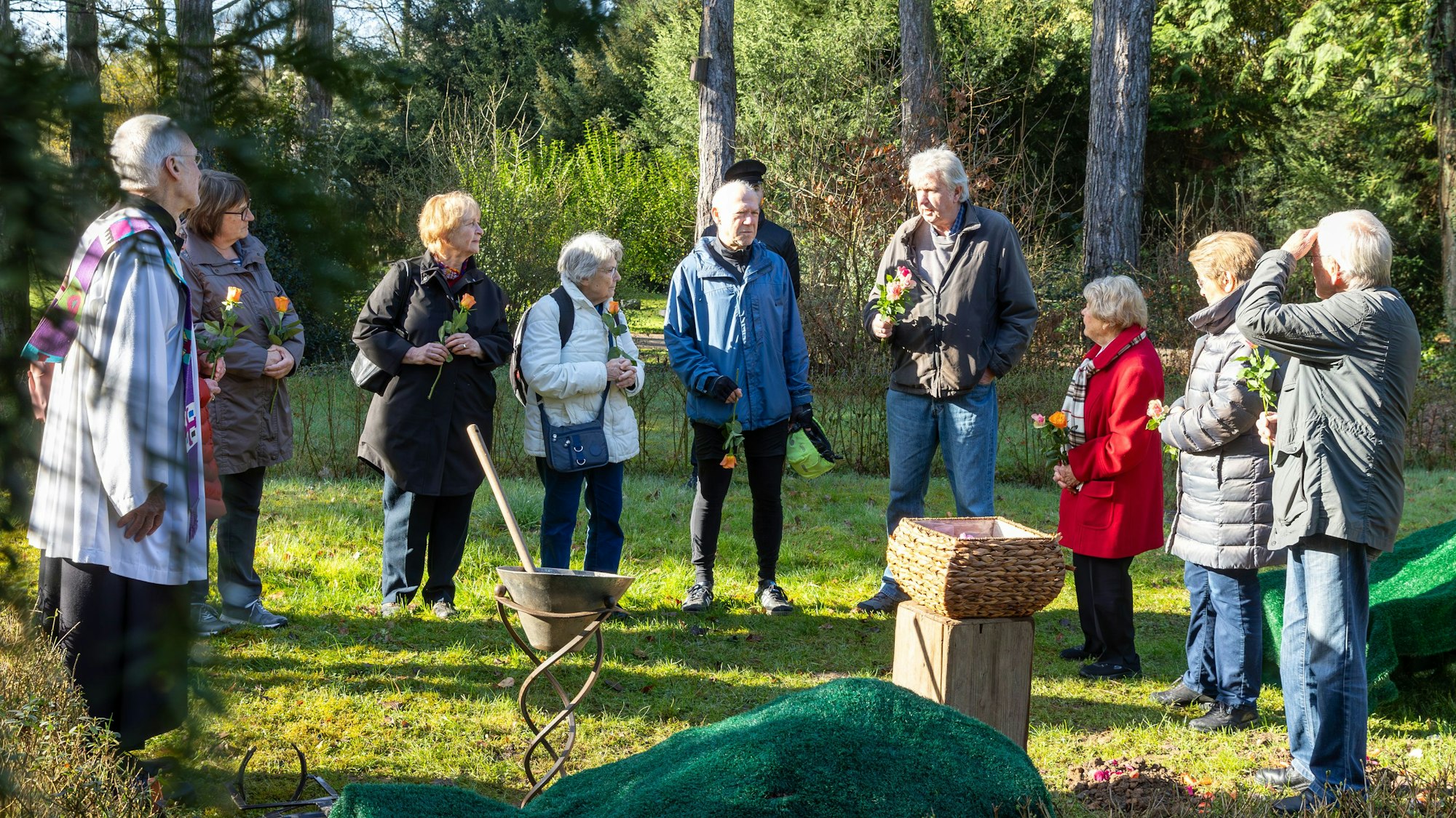 Am Urnengrab erzählt jeder, was er über den Toten weiß.