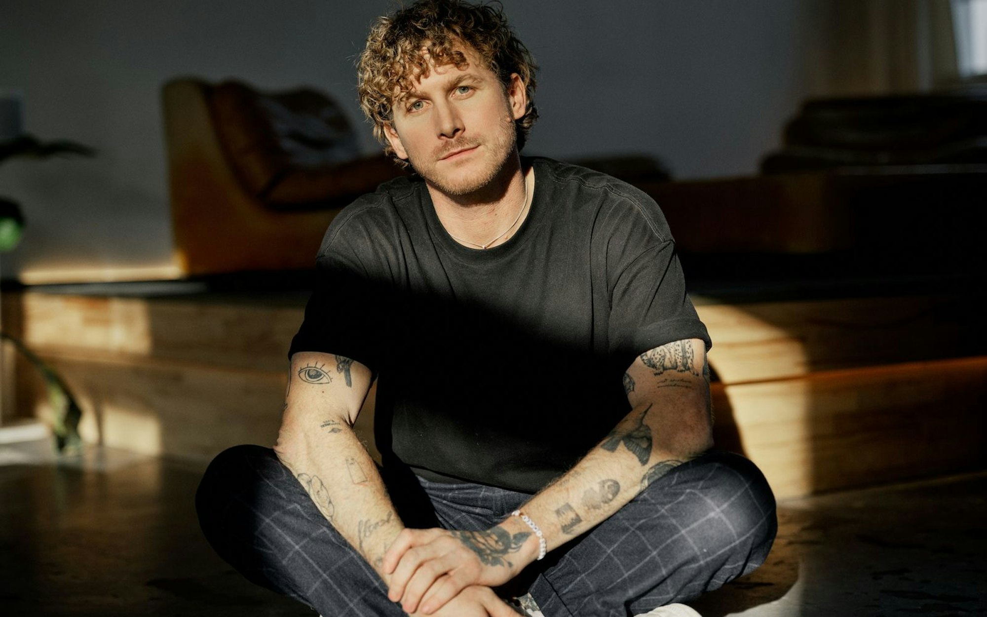 Der Hamburger Malte Zierden ist deutschlandweit als Tierschützer bekannt. In der neuen ZDF-Dokumentation „RE:TURN - ADHS als Gamechanger“ (bereits im ZDF-Stream, Sonntag, 29. März, 15.30 Uhr, im Zweiten) moderiert er die Geschichten verschiedener Personen, die ebenfalls erst als Erwachsene eine ADHS-Diagnose erhielten. (Bild: ZDF/ Jan Seebeck)