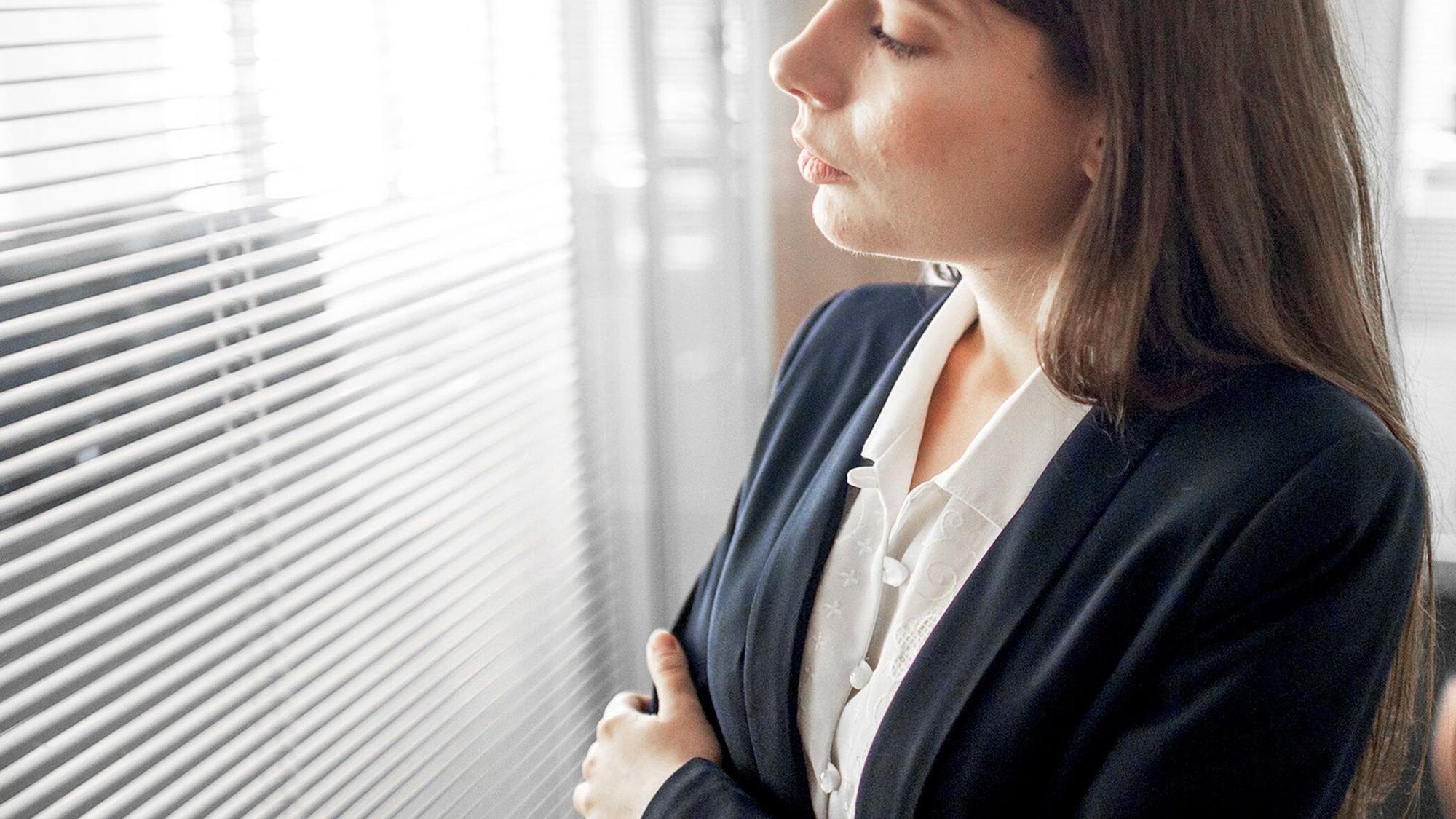 Frau steht in einem Büro