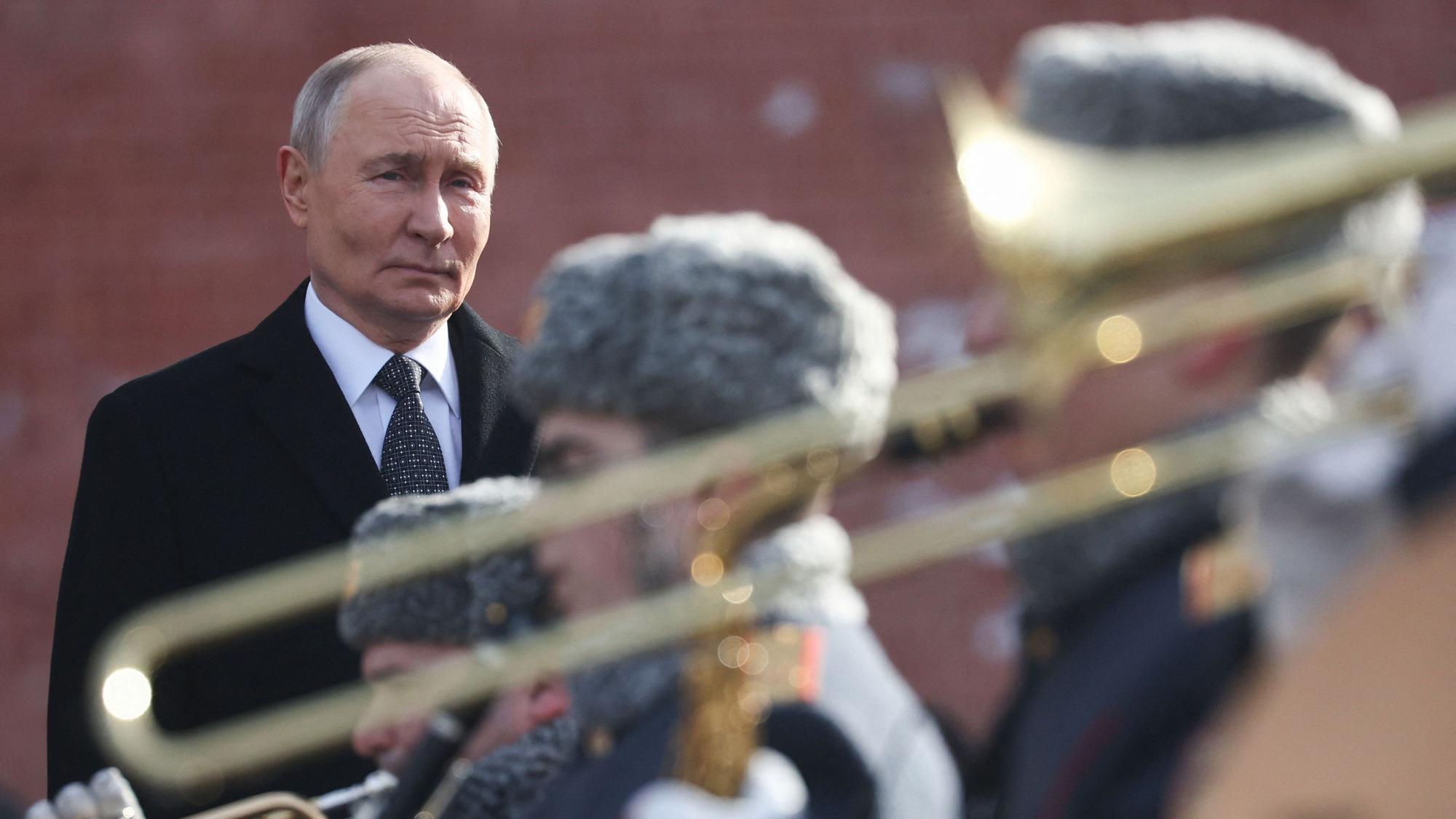 Kremlchef Wladimir Putin betrachtet eine Militärparade in Moskau. (Archivbild)