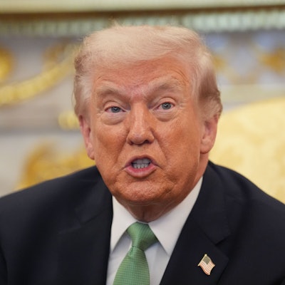 US-Präsident Donald Trump redet während eines bilateralen Treffens mit dem irischen Premierminister Martin im Weißen Haus.