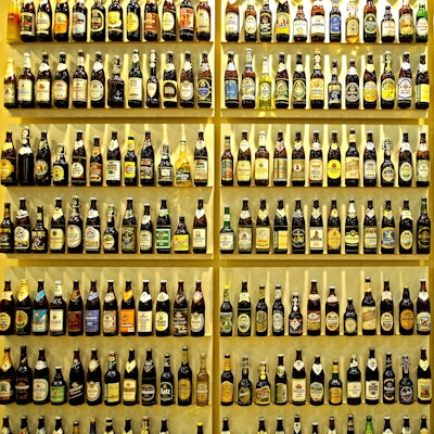 Bierflaschen in einem Regal.