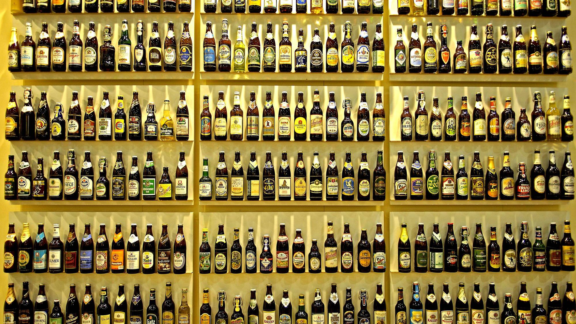 Regal mit zahlreichen Biersorten.