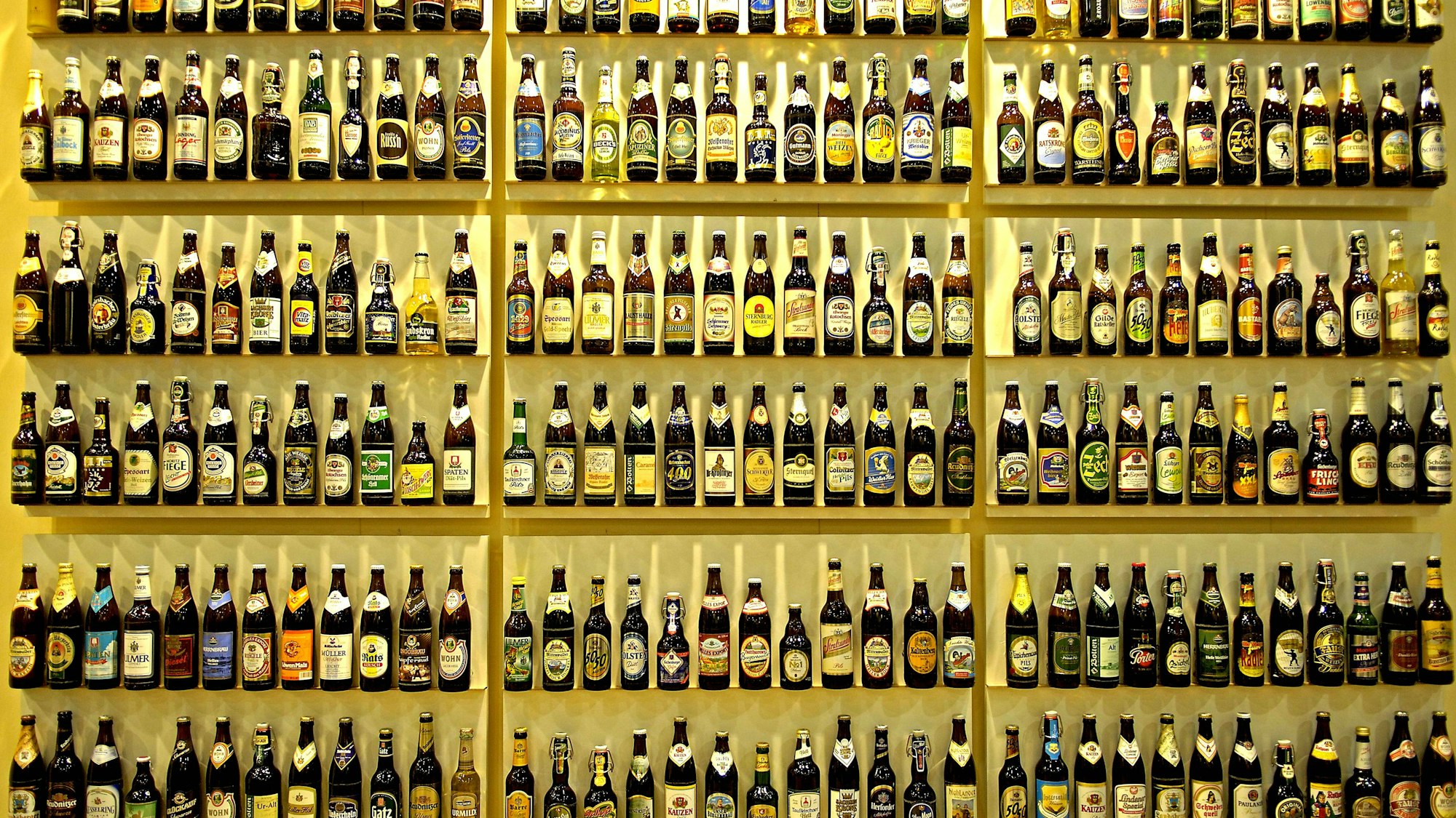 Regal mit zahlreichen Biersorten.