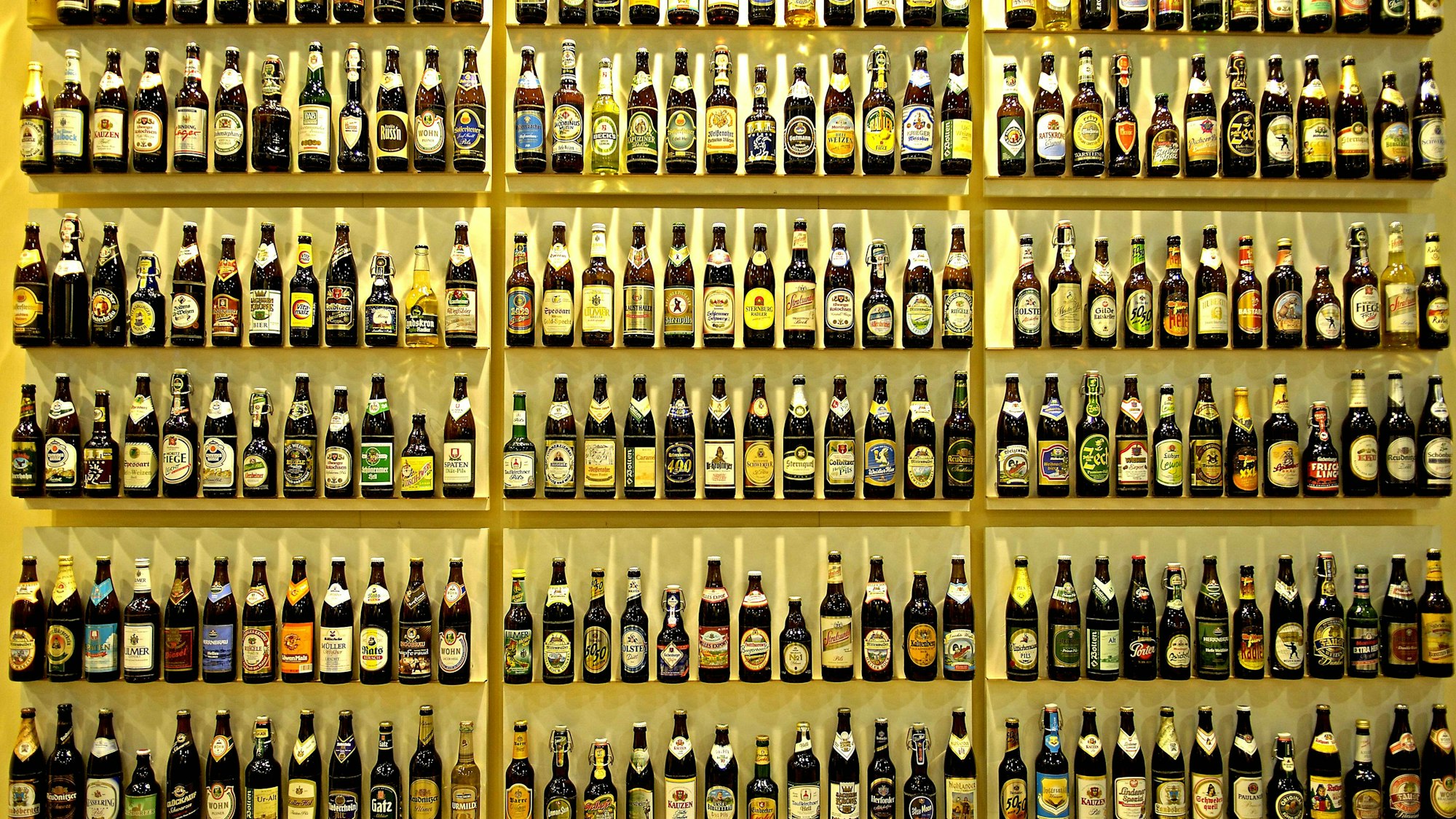 Bierflaschen in einem Regal.