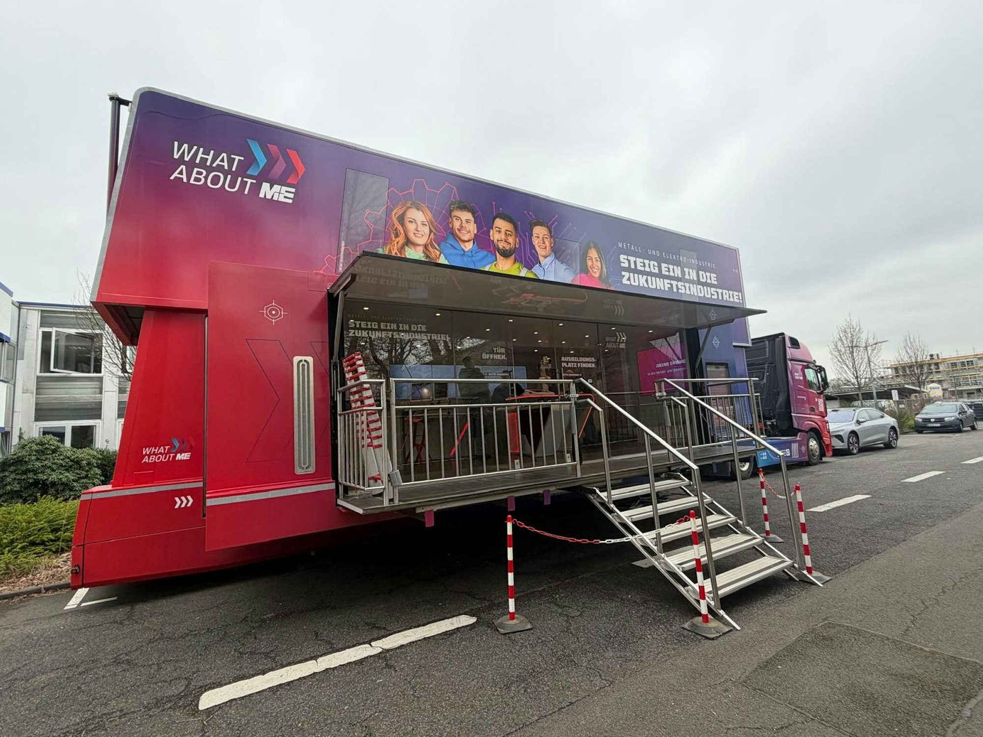 Insgesamt zehn M+E-Info-Trucks informieren kostenfrei an Schulen und bei Veranstaltungen über die Ausbildungs- und Berufsmöglichkeiten in der Metall- und Elektroindustrie.