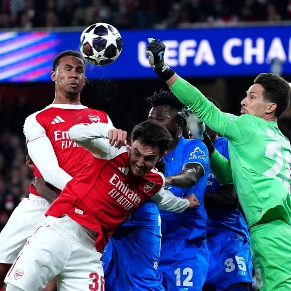 17.03.2026, Großbritannien, London: Fußball, Männer: Champions League, FC Arsenal - Bayer Leverkusen, K.o.-Runde, Achtelfinale, Rückspiele. Gabriel Magalhaes von Arsenal versucht einen Torschuss, Leverkusens Torhüter Janis Blaswich pariert. Foto: Bradley Collyer/PA Wire/dpa +++ dpa-Bildfunk +++