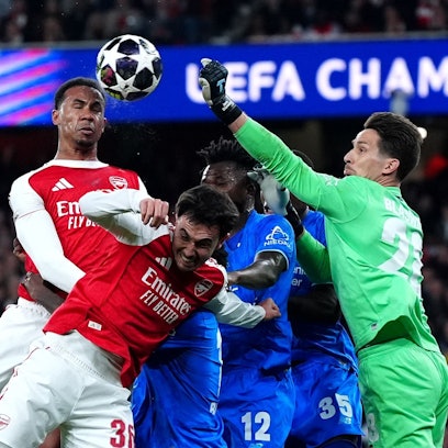 17.03.2026, Großbritannien, London: Fußball, Männer: Champions League, FC Arsenal - Bayer Leverkusen, K.o.-Runde, Achtelfinale, Rückspiele. Gabriel Magalhaes von Arsenal versucht einen Torschuss, Leverkusens Torhüter Janis Blaswich pariert. Foto: Bradley Collyer/PA Wire/dpa +++ dpa-Bildfunk +++