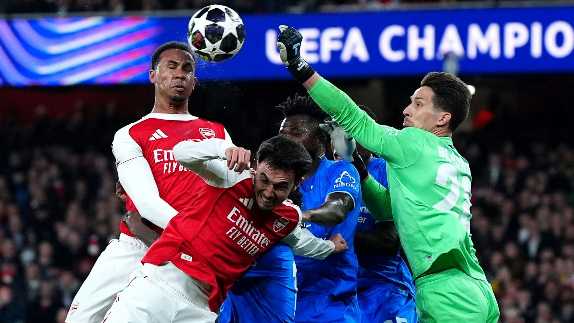 17.03.2026, Großbritannien, London: Fußball, Männer: Champions League, FC Arsenal - Bayer Leverkusen, K.o.-Runde, Achtelfinale, Rückspiele. Gabriel Magalhaes von Arsenal versucht einen Torschuss, Leverkusens Torhüter Janis Blaswich pariert. Foto: Bradley Collyer/PA Wire/dpa +++ dpa-Bildfunk +++