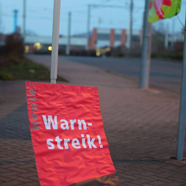 Warnstreik steht auf einem Plakat an einem Busbahnhof.