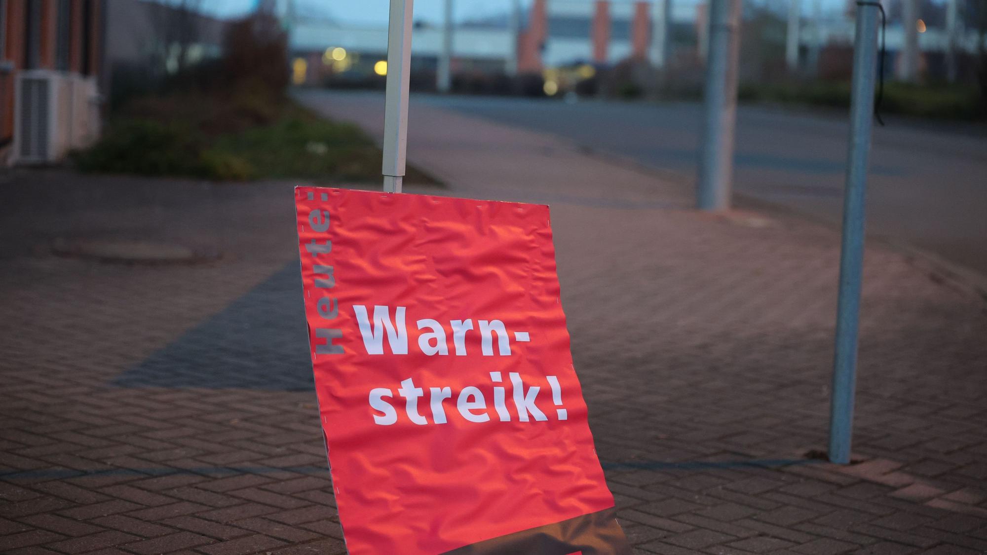 Warnstreik steht auf einem Plakat an einem Busbahnhof.