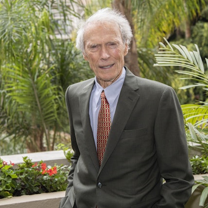 Clint Eastwood posiert.