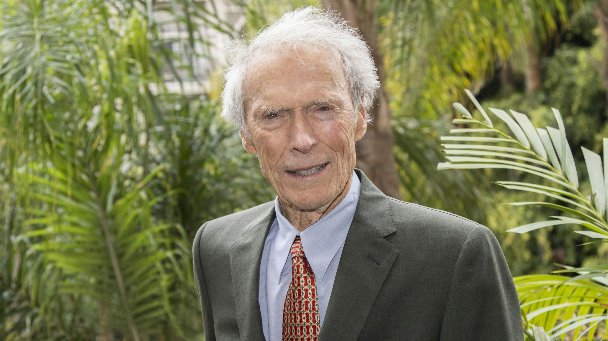 Clint Eastwood posiert.