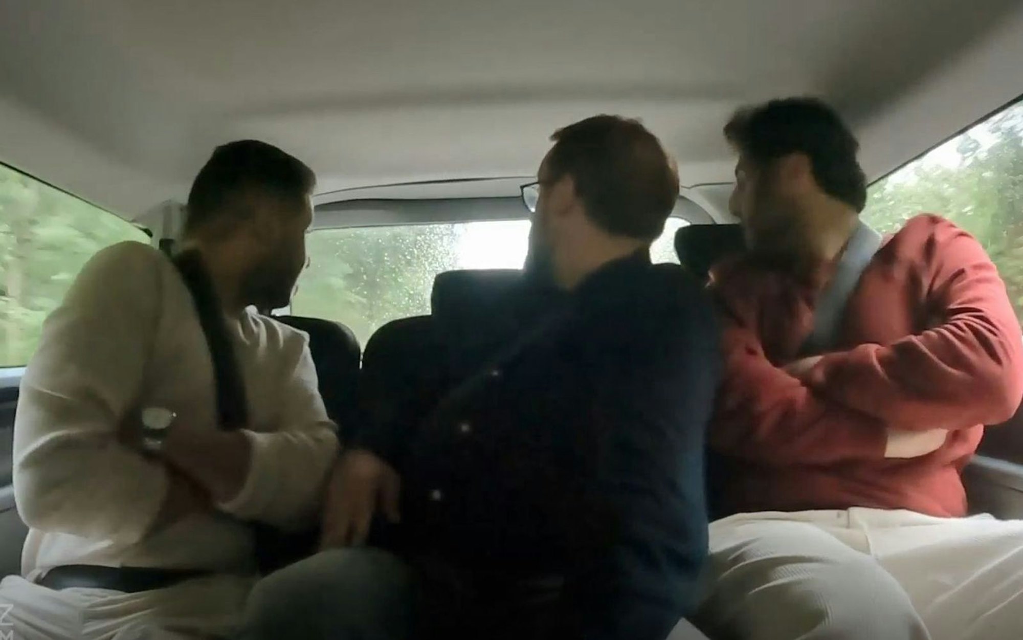 Paul Ronzheimer (Mitte) ist überrascht, als er bei seinem Experiment einfach die deutsche Grenze überqueren kann. (Bild: Joyn)