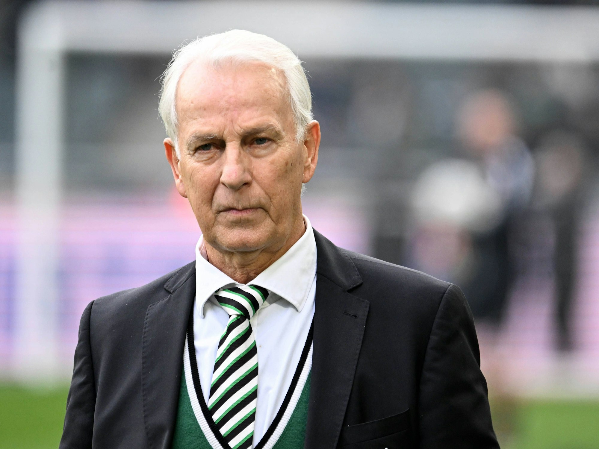 Rainer Bonhof steht am Spielfeldrand.