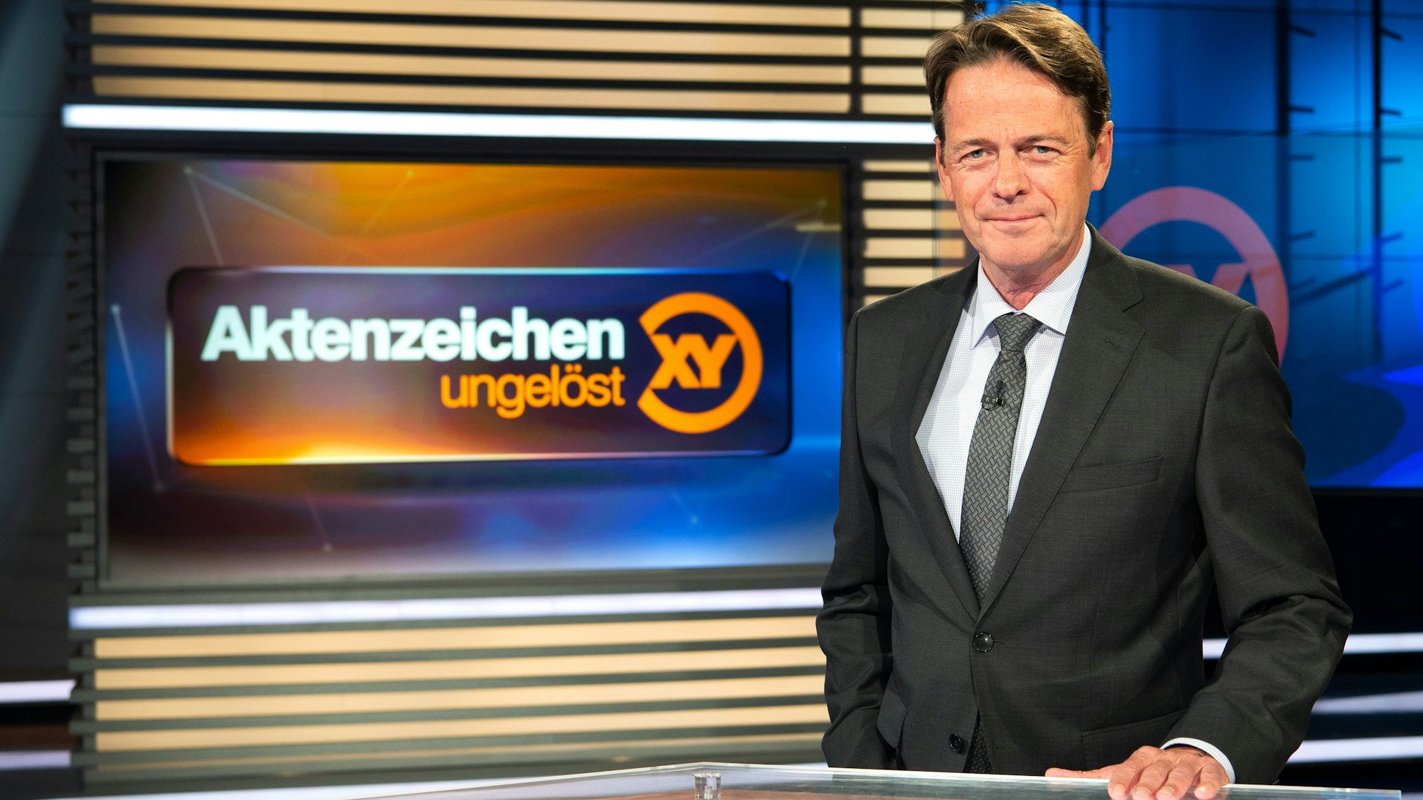 ZDF-Moderator Rudi Cerne steht im Studio der Sendung „Aktenzeichen XY ... ungelöst“. Dort geht es auch um einen Fall aus Köln. (Archivbild)
