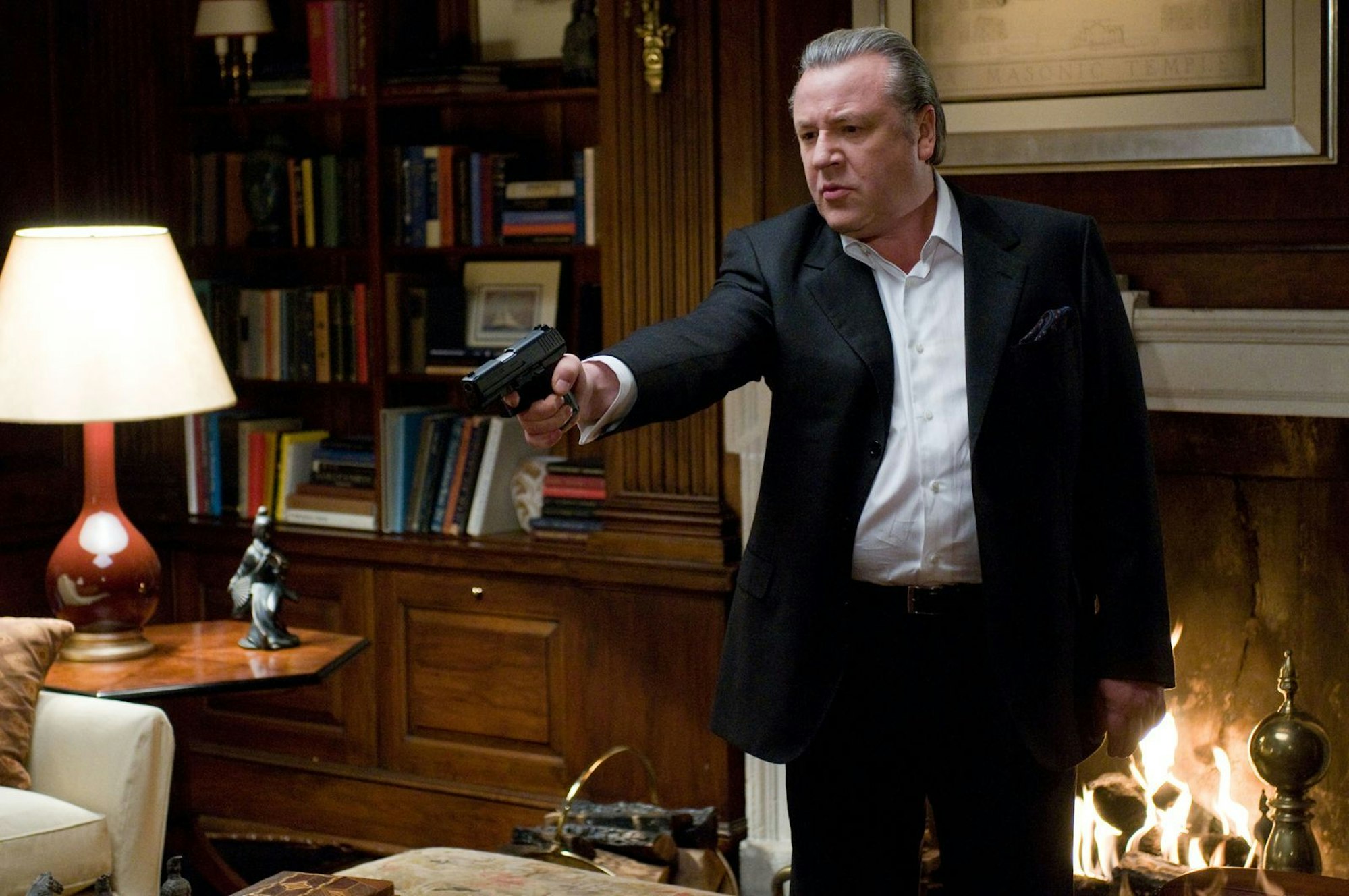 Ray Winstone spielt den aufrichtigen Agenten und Strippenzieher Jedburgh, den am Ende die eigene Courage packt. (Bild: Universal)