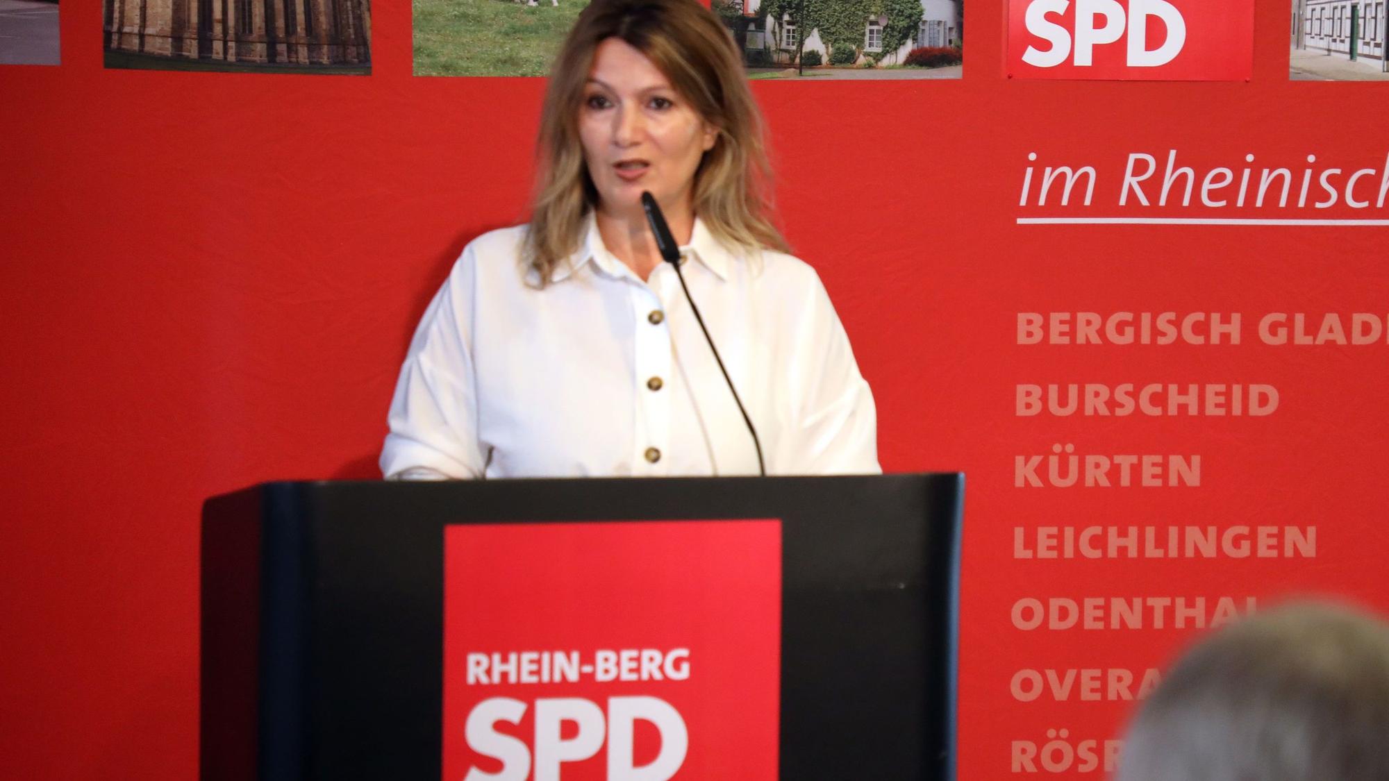 Tülay Durdu spricht beim Kreisparteitag der SPD Rhein-Berg.