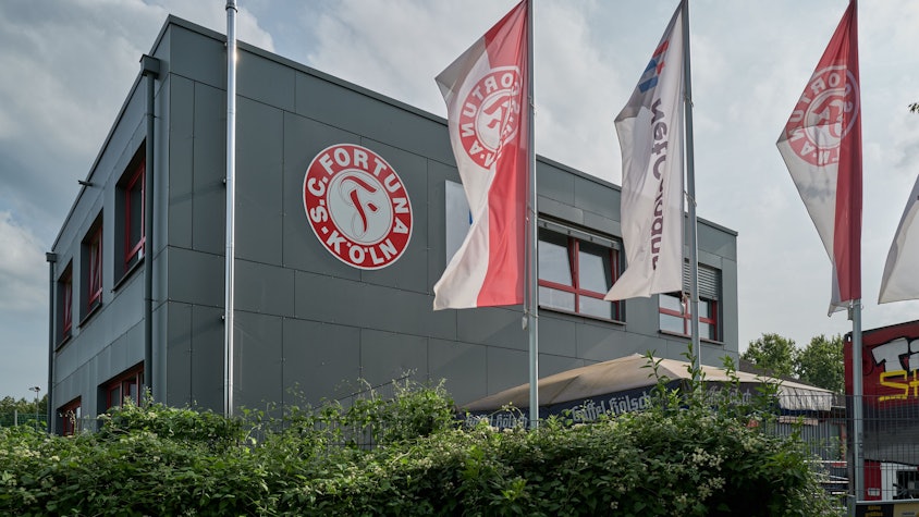 Die Geschäftsstelle von Fortuna Köln ist mit den Vorbereitungen für einen potenziellen Aufstieg beschäftigt.