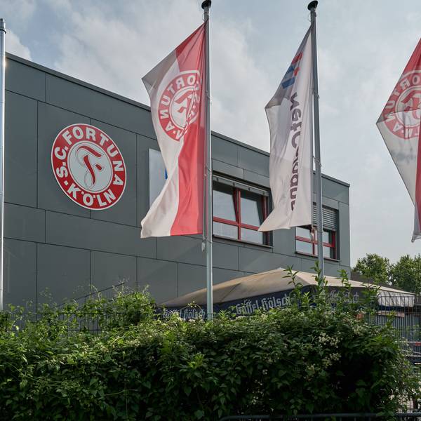 Die Geschäftsstelle von Fortuna Köln ist mit den Vorbereitungen für einen potenziellen Aufstieg beschäftigt.