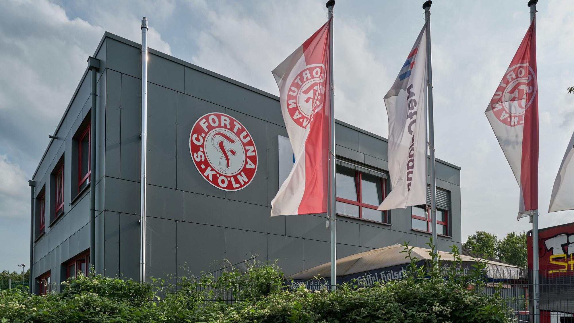 Die Geschäftsstelle von Fortuna Köln ist mit den Vorbereitungen für einen potenziellen Aufstieg beschäftigt.