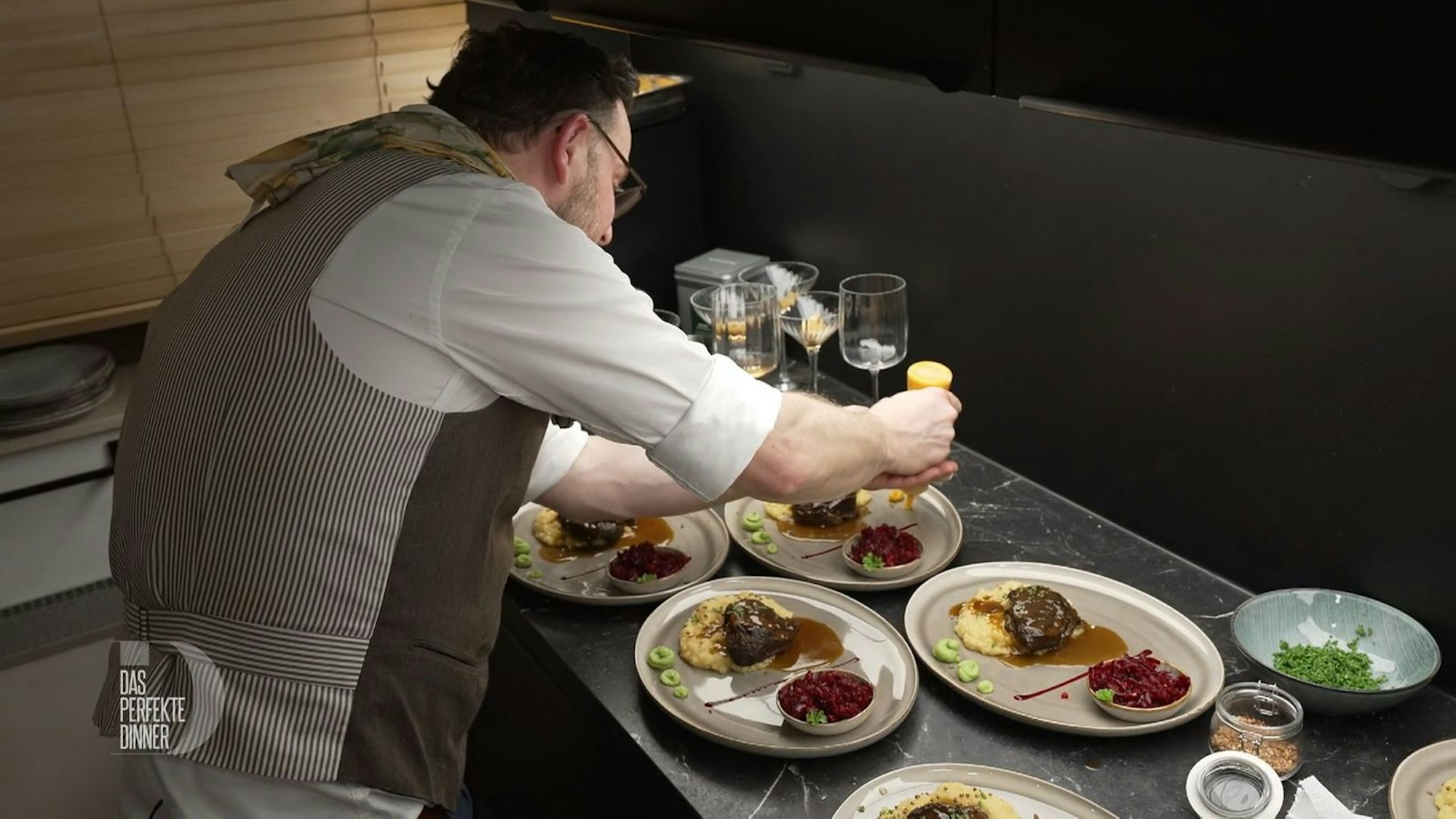 Die Hauptspeise dekoriert Robert zum essbaren Kunstwerk.
(Bild: RTL)