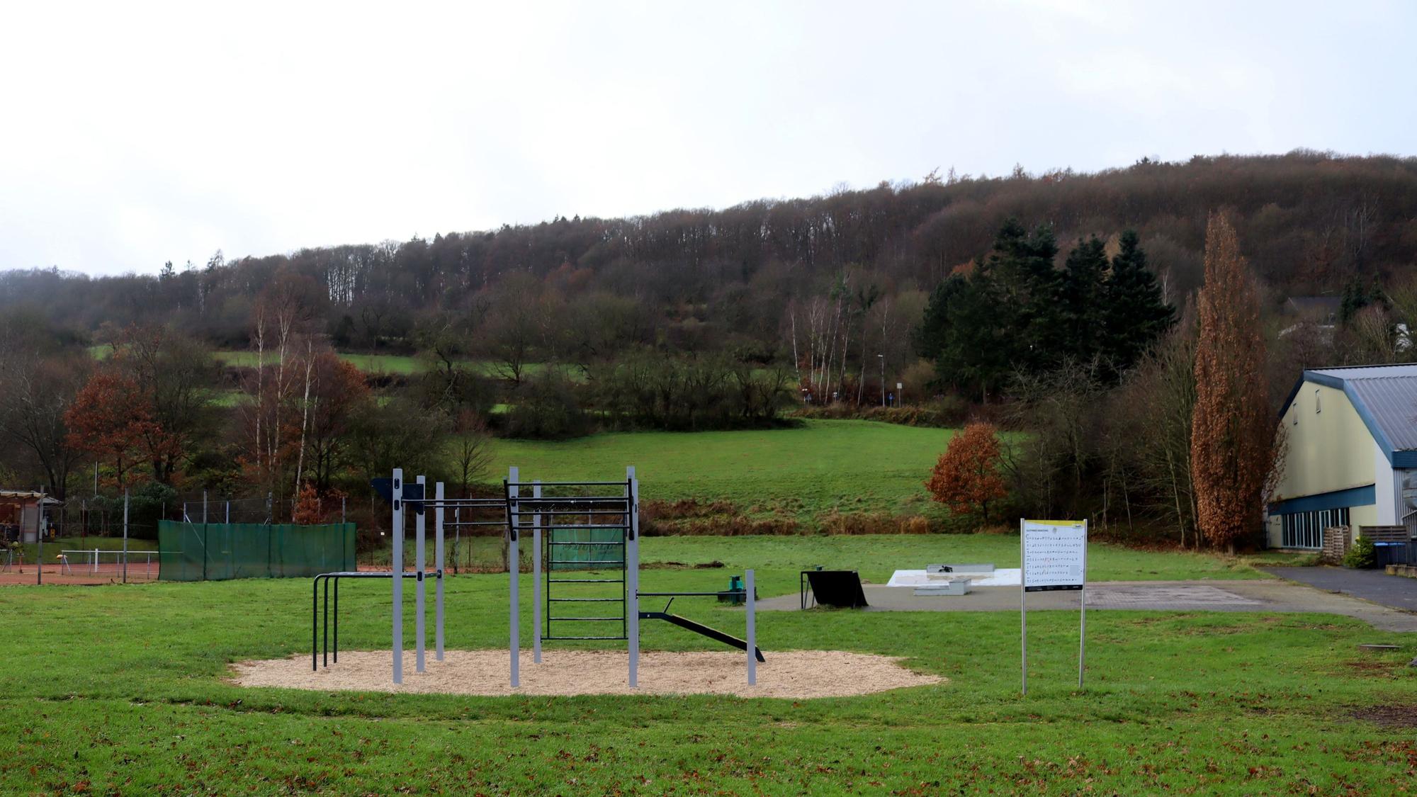 Das Bild zeigt den Hang, an dem die Grundschule Bad Münstereifel ursprünglich vorgesehen war.