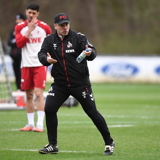 Lukas Kwasniok gestikuliert beim FC-Training am Geißbockheim.