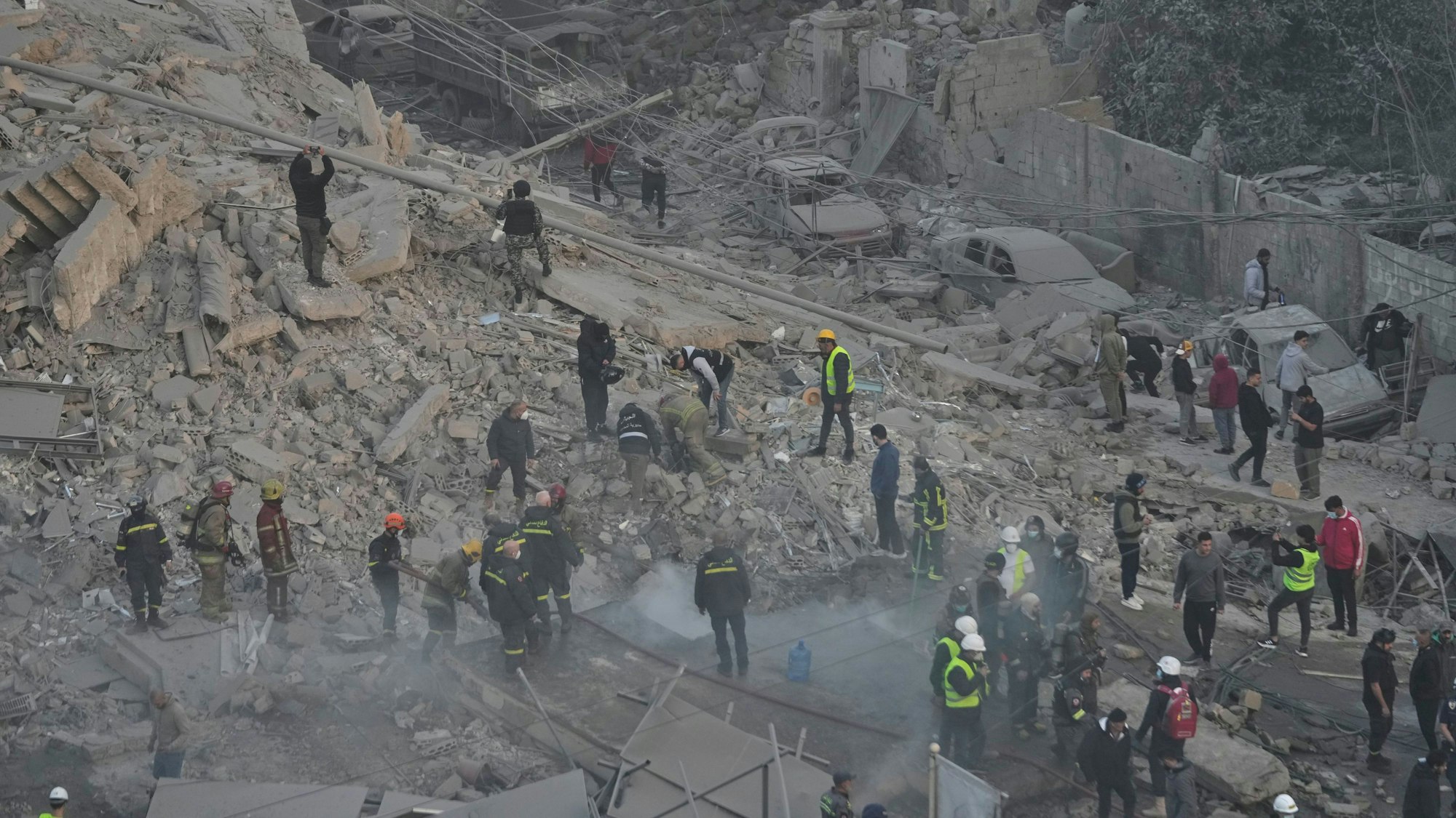 18.03.2026, Libanon, Beirut: Rettungskräfte durchsuchen die Trümmer eines durch einen israelischen Luftangriff zerstörten Gebäudes im Zentrum von Beirut, Libanon. Foto: Hussein Malla/AP/dpa +++ dpa-Bildfunk +++