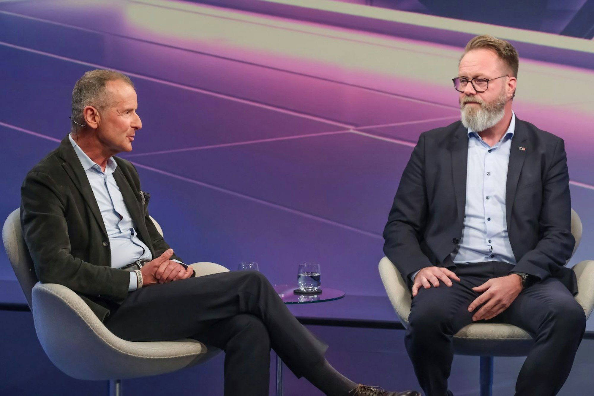 Herbert Diess (links) und Claus Ruhe Madsen sind sich einig, dass Deutschland innovationsfreundlicher werden müsse. (Bild: WDR / Oliver Ziebe)