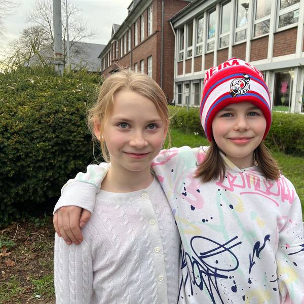 Die Hitdorfer Freundinnen Hanna und Ronja sind Monheim eng verbunden, spielen zusammen hier Inline-Hockey.