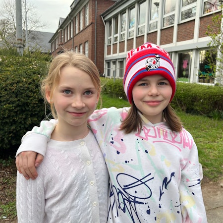 Die Hitdorfer Freundinnen Hanna und Ronja sind Monheim eng verbunden, spielen zusammen hier Inline-Hockey.