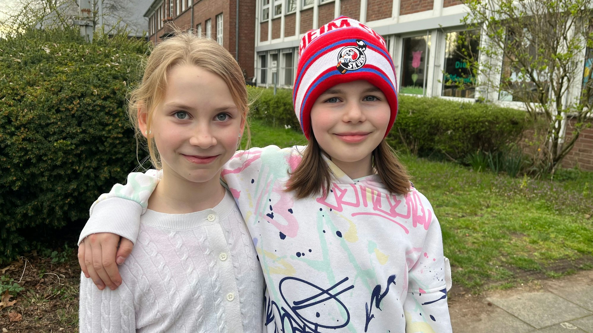 Die Hitdorfer Freundinnen Hanna und Ronja sind Monheim eng verbunden, spielen zusammen hier Inline-Hockey.