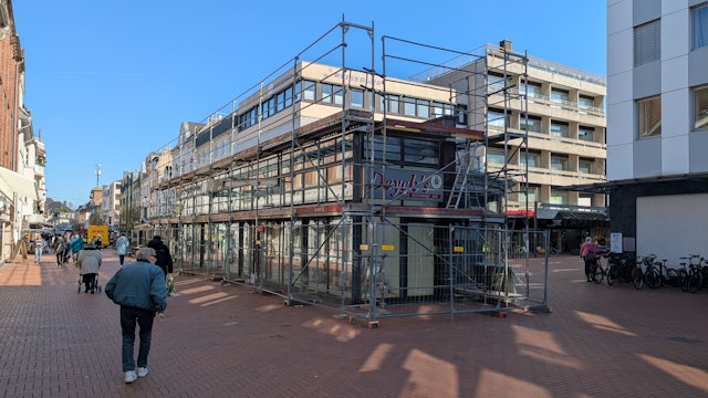 Das ehemalige Café Deycks ist eingerüstet.