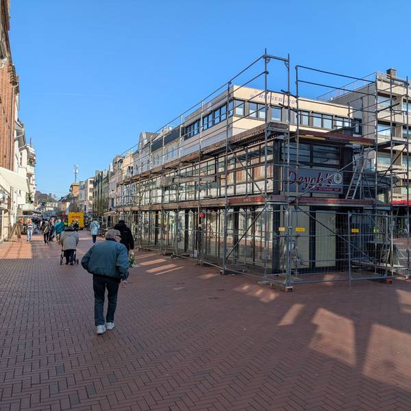 Das ehemalige Café Deycks ist eingerüstet.